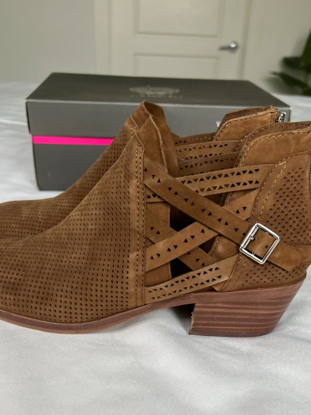 Vince Camuto Pranika Womens Brown Perforated Suede Ankle Booties Sz 8.5 - Picture 4 of 16